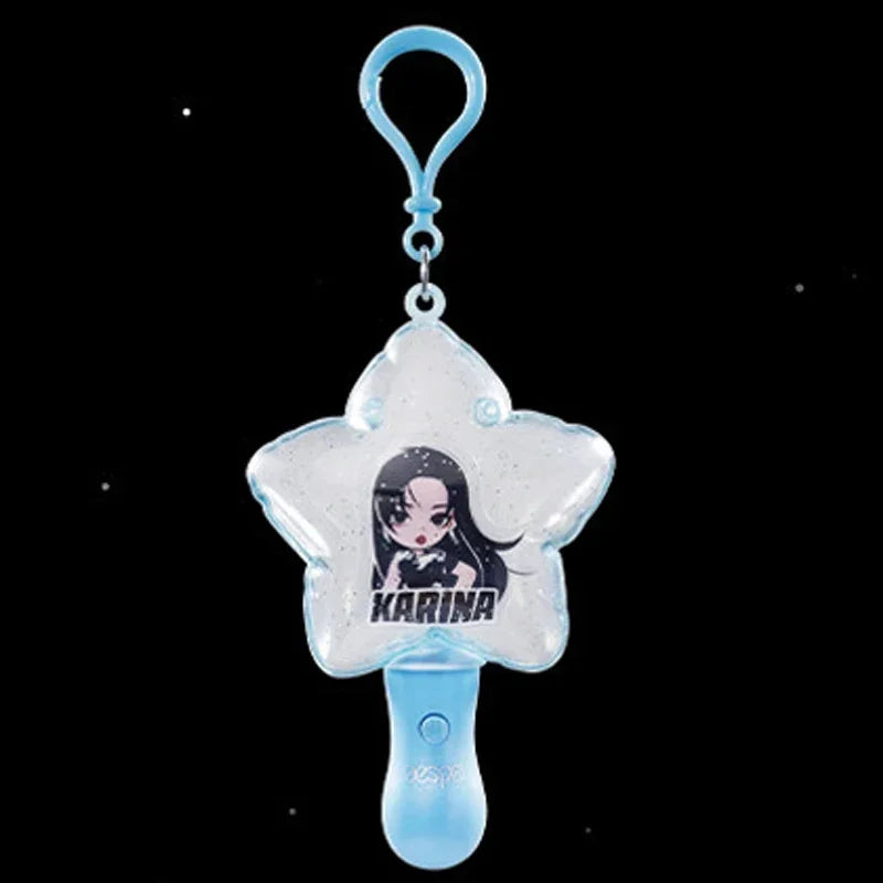 Pendentif Aespa Memorable Picks – Blind Box Lumineux – Version KARINA | BubuKawaii