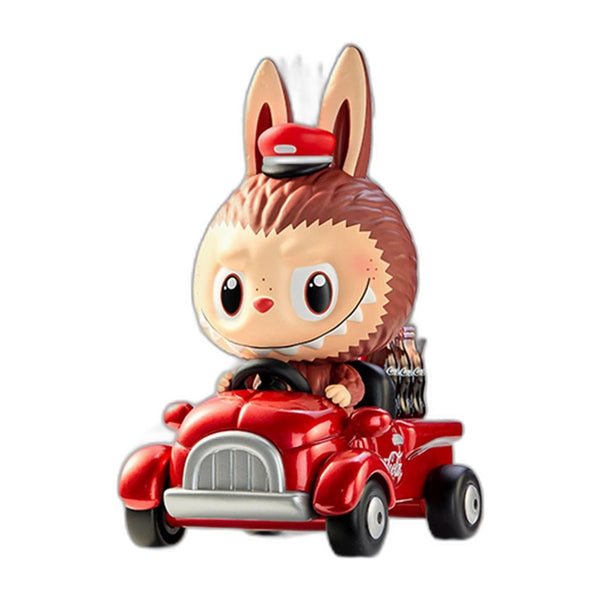 Packshot – figurine Labubu The Monsters Coca-Cola dans sa voiture rouge, décor de neige