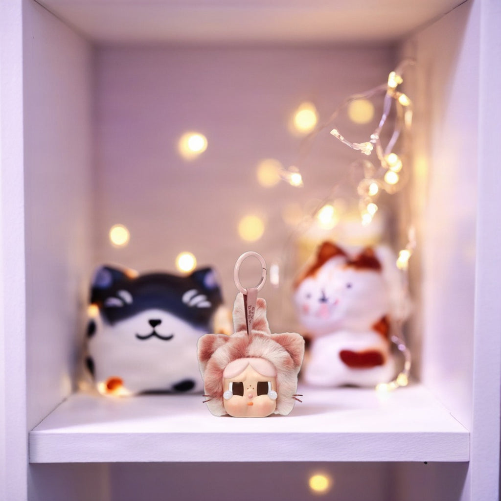 Pendentif peluche Crybaby Wild but Cutie – mise en situation sur une étagère