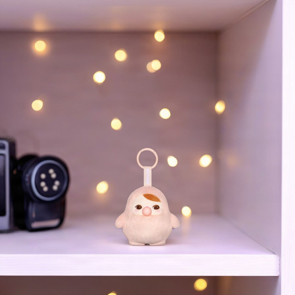 Pendentif peluche Pucky Beanie Bubble Up – mise en situation sur une étagère