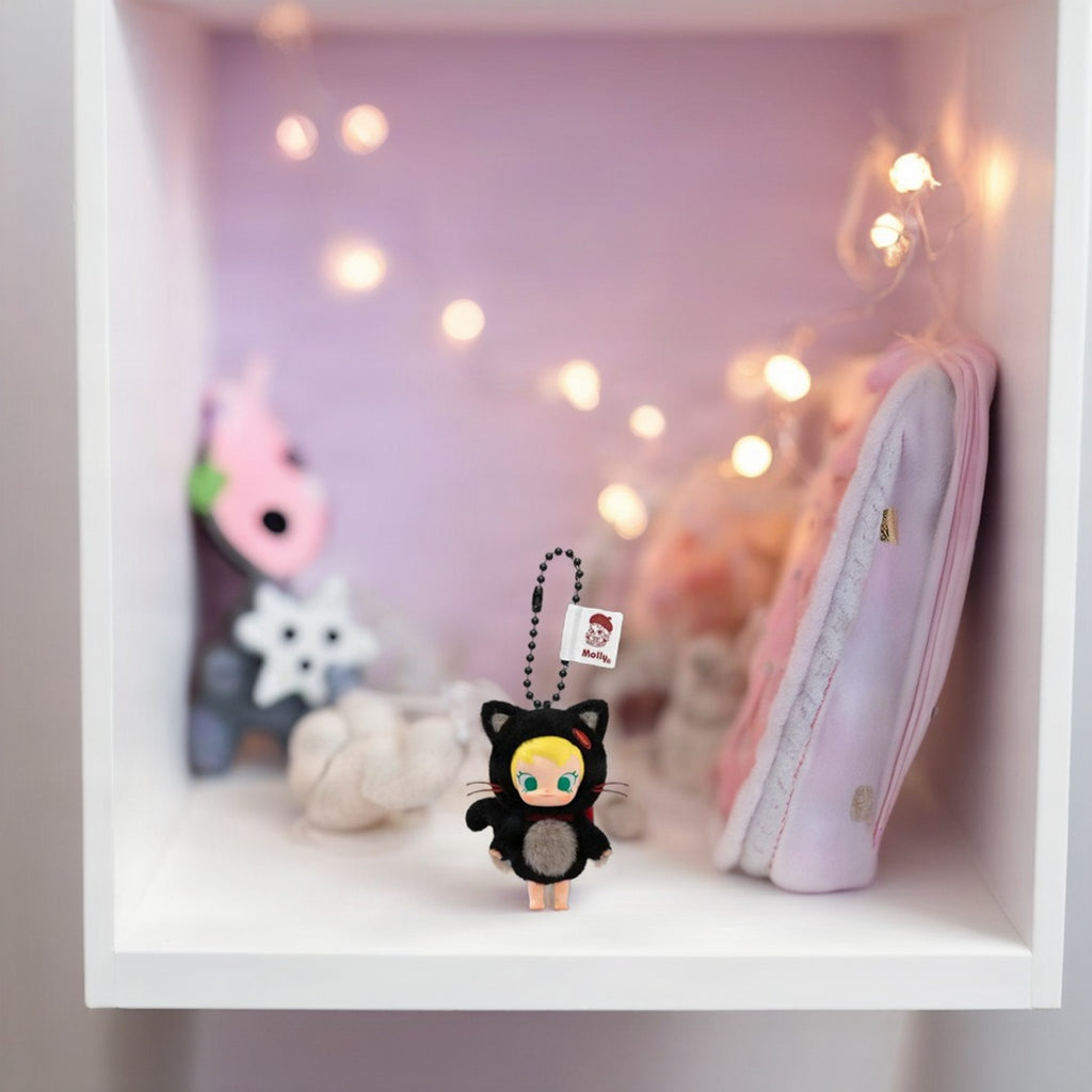 Pendentif peluche Baby Molly Pocket Friends – mise en situation sur une étagère