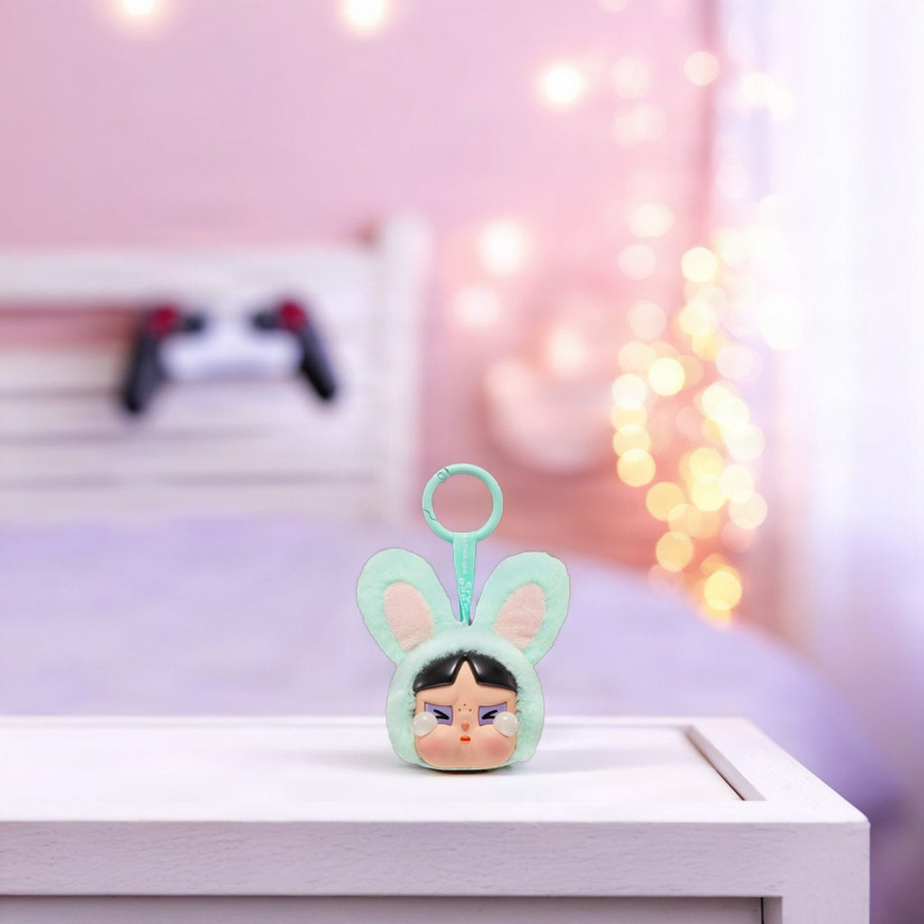 Pendentif peluche Crybaby × Les Supers Nanas – mise en situation sur une étagère
