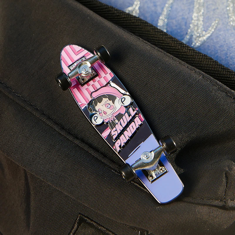 Pin's skateboard – Skullpanda Hypepanda Ido Trainee – vue 4 | BubuKawaii