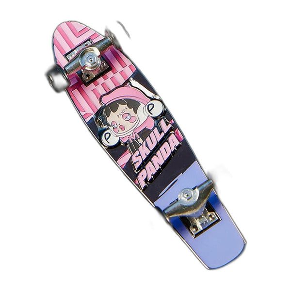 Packshot – pin's skateboard Skullpanda rose et violet