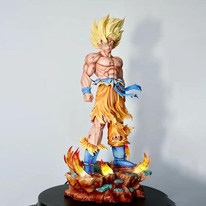 Statue Goku Super Saiyan – Base LED, têtes interchangeables – vue 3 | BubuKawaii