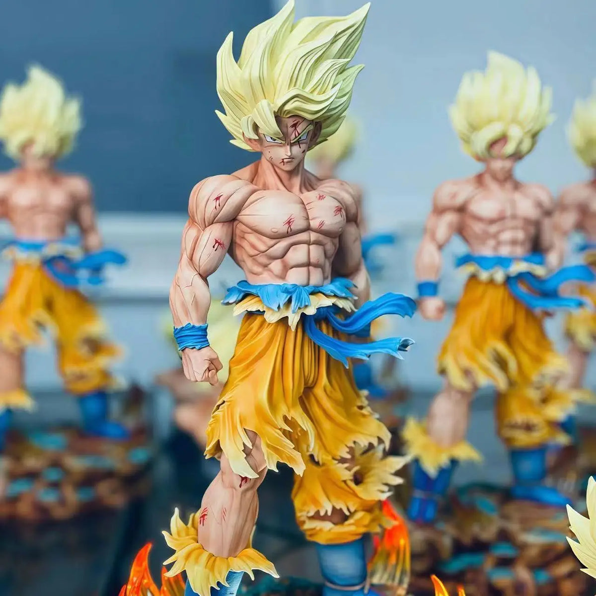 Statue Goku Super Saiyan – Base LED, têtes interchangeables – vue 5 | BubuKawaii