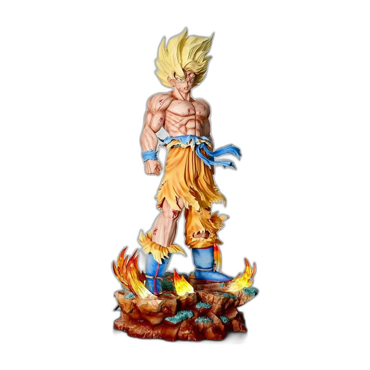 Packshot – statue de Goku Super Saiyan sur base aux flammes