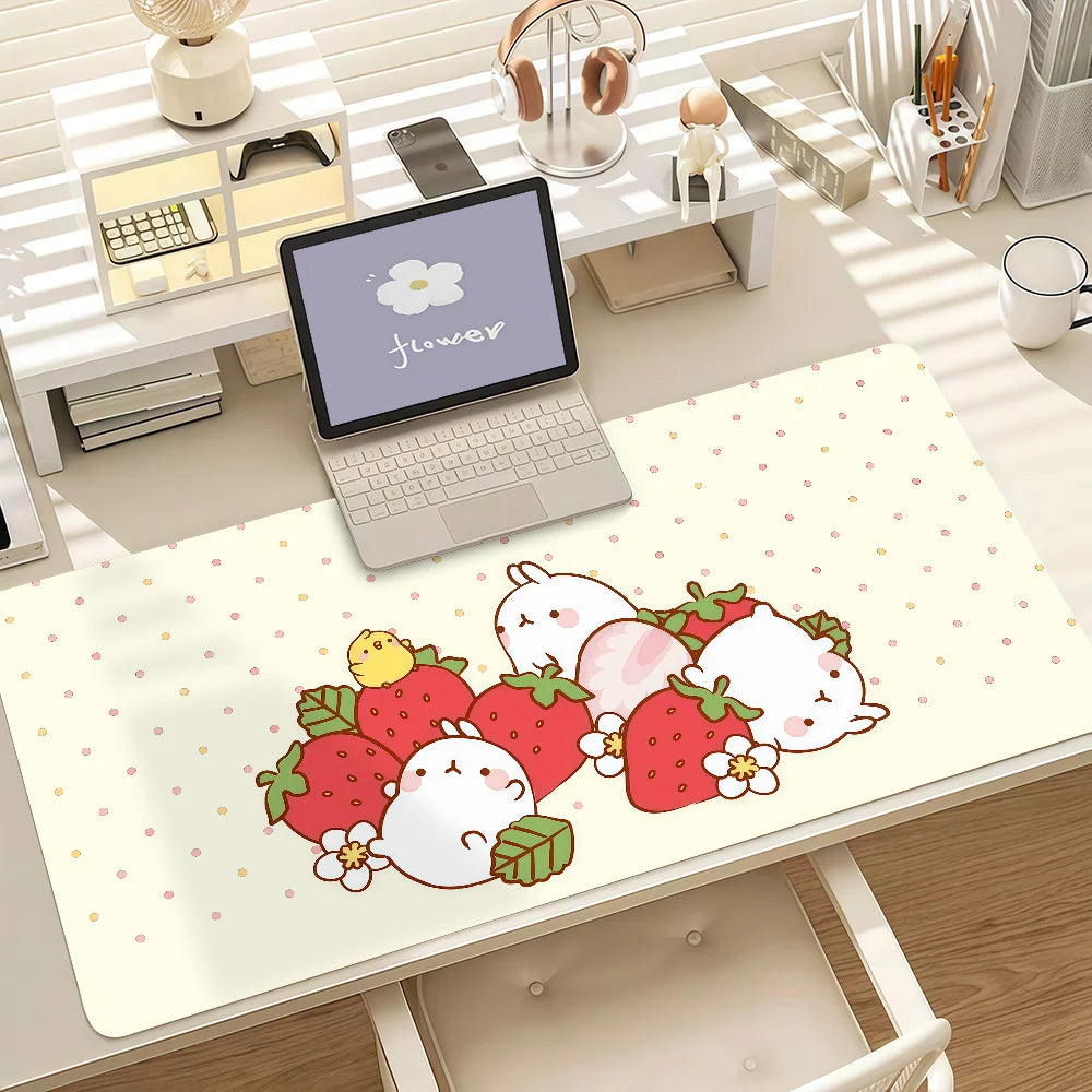 Tapis de bureau Molang – Antidérapant, bords cousus – vue 10 | BubuKawaii