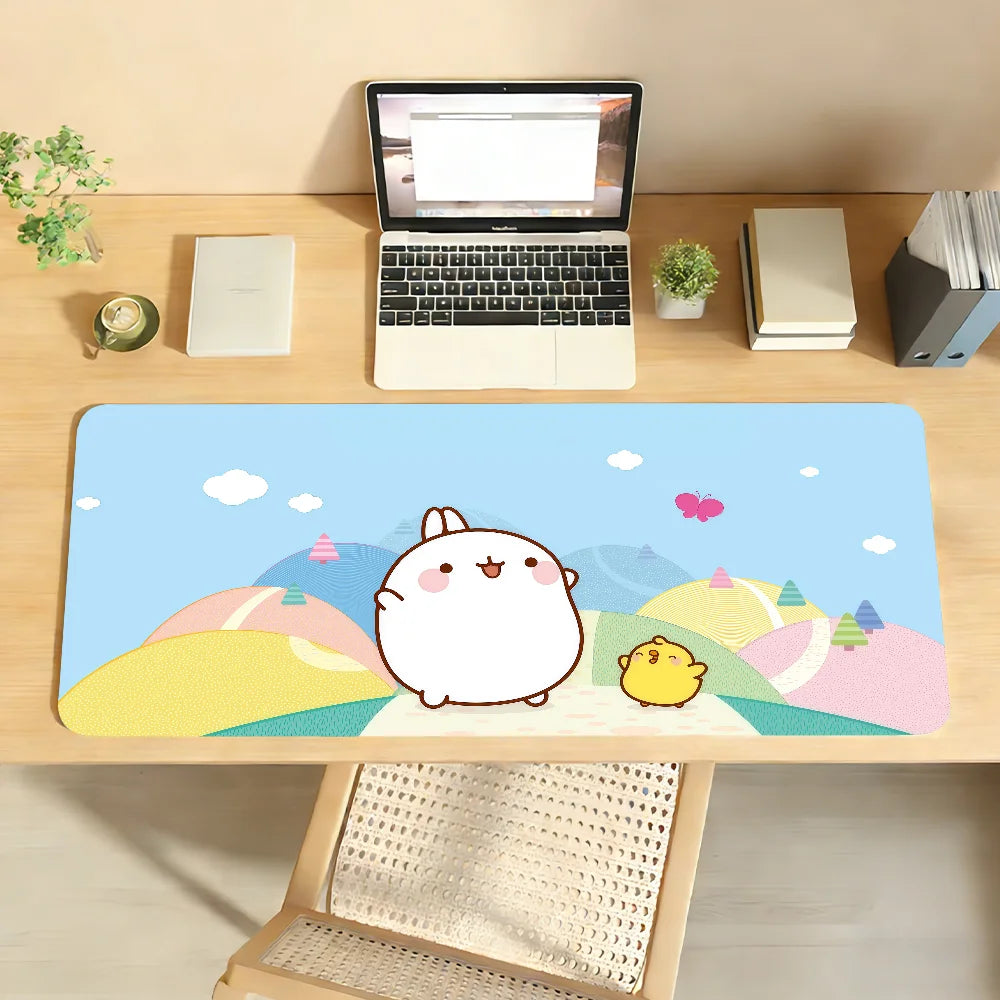 Tapis de bureau Molang – Antidérapant, bords cousus – vue 3 | BubuKawaii