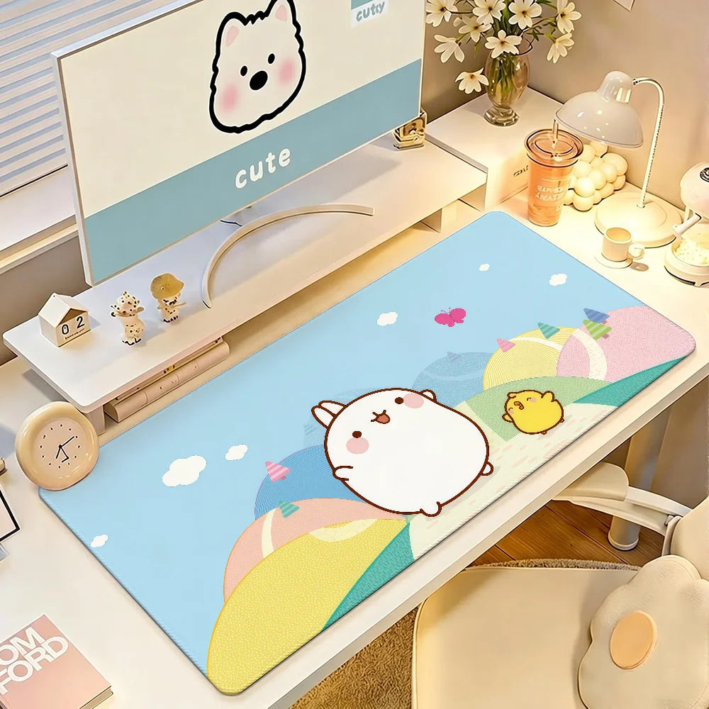 Tapis de bureau Molang – Antidérapant, bords cousus – vue 4 | BubuKawaii