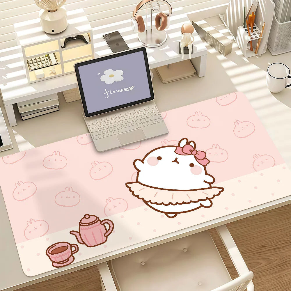 Tapis de bureau Molang – Antidérapant, bords cousus – vue 9 | BubuKawaii